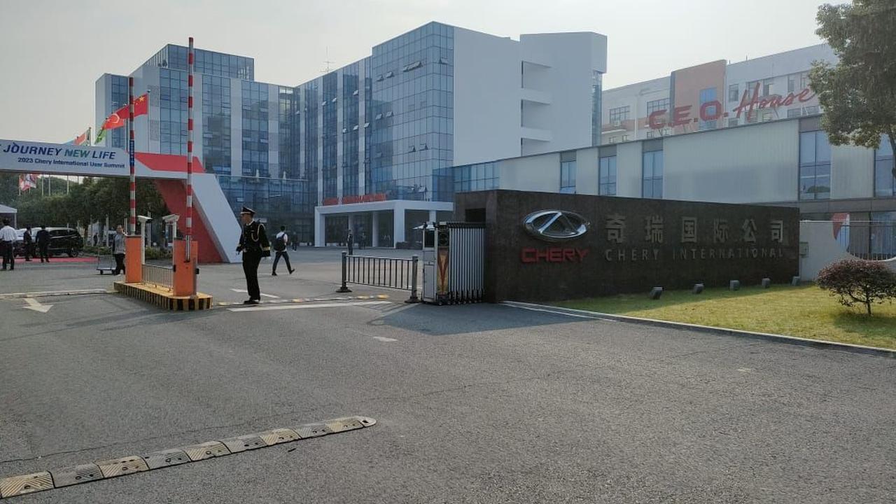 Pengusaha lift ini memiliki 8 mobil Chery untuk pribadi dan operasional kantornya di Surabaya. Model pertama yang dibelinya Tiggo 8 Pro. Sisanya Tiggo 7 Pro dan Omoda 5. "Value for money," jawab Rudy saat ditanya alasannya membeli banyak mobil Chery.&nbsp