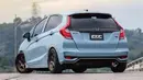 Menggunakan berbagai komponen Honda Fit di pasar Jepang juga bisa membuat Jazz tampil beda di jalan. Mobil di atas merupakan Fit yang menggunakan . Lampu dan bumper terlihat memiliki perbedaan dengan versi lokal. (Source: Instagram/@ik.garage)