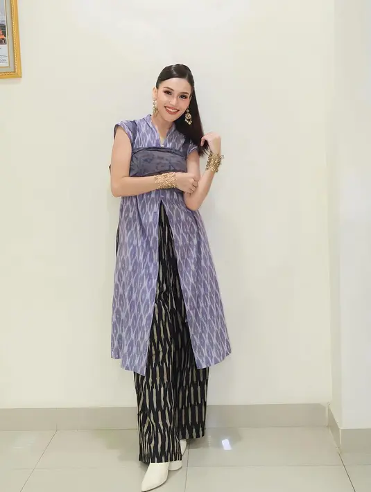 Cantiknya Ayu Ting Ting dibalut outfit dengan sentuhan wastra. [Foto: Instagram/ayutingting92]