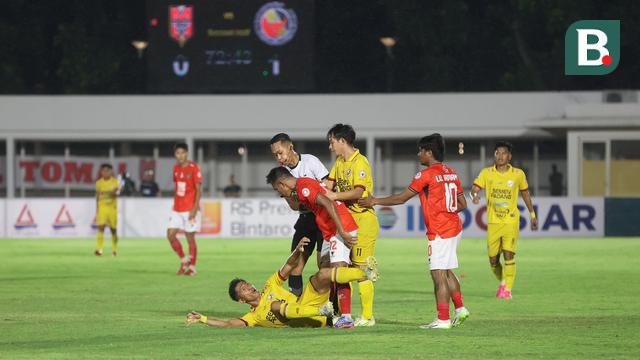 Foto: Perjuangan Keras Pemain Malut United saat Menolak Kalah dari Semen Padang di Liga 2