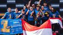 Aldi Satya Mahendra merayakan keberhasilannya bersama rekan satu timnya, Team BrCorse Yamaha, usai dirinya merengkuh titel juara dunia WorldSSP300 2024 di Sirkuit Jerez, Minggu (20/10/2024) sore WIB. (Instagram Aldi Satya Mahendra)
