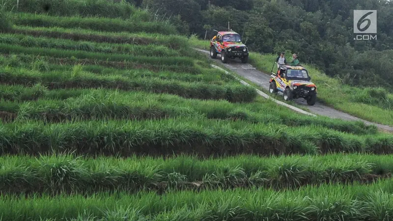 Serunya Menjelajahi Desa Wisata Kaki Langit Mangunan Dengan Mobil Jip