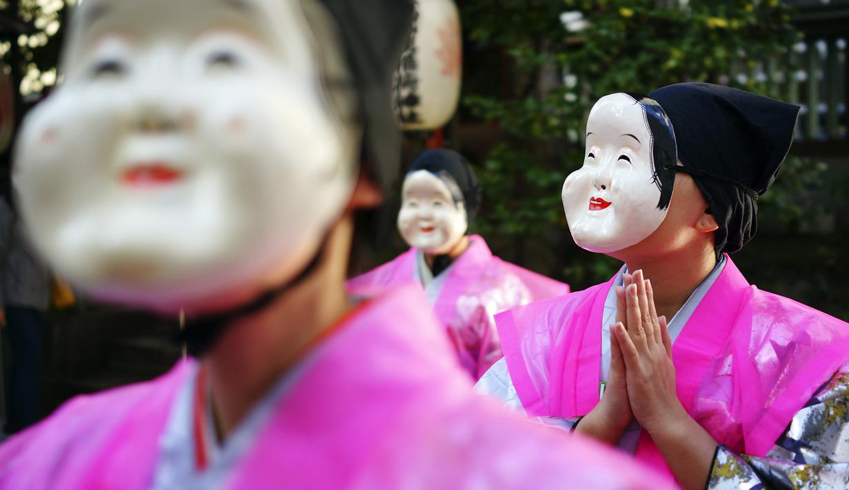FOTO: Uniknya Topeng Tradisional Seniman Jepang di Festival Konpira