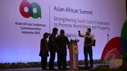 Sejumlah petugas mengecek pengeras suara di ruangan yang digunakan untuk pembukaan Asian-African Summit dalam rangka peringatan ke-60 Konferensi Asia Afrika di Jakarta Convention Centre, Jakarta, Selasa (21/4/2015). (Liputan6.com/Herman Zakharia)