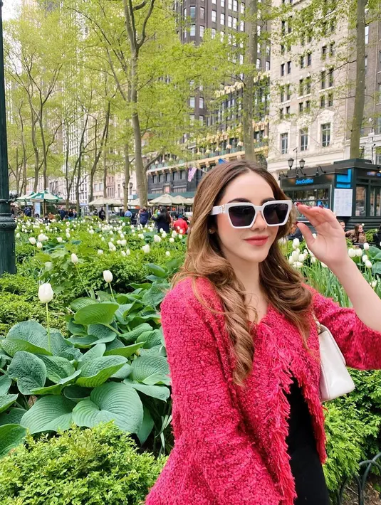 Keturunan Australia, Syahra Larez yang pancarkan pesona tersendiri ini bikin pangling. Pamer senyuman tipis sembari candid seakan sedang memegang kacamata, Syahra Larez tetap memesona. Tak hanya sekadar kenakan kacamata, namun artis kelahiran 31 Agustus 2001 ini juga selaraskan warna kacamata dan outfit yang dikenakannya. (Liputan6.com/IG/syahralarez_new)