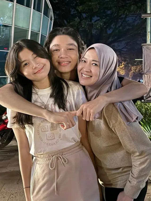 Potret Okie Agustina dan Kedua Anaknya (Instagram/@okieagustina_)