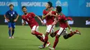 Penyerang timnas Indonesia U-23, Muchlis Hadi Ning Syaifulloh (kedua kanan) berlari usai mencetak gol ke gawang Kamboja pada laga lanjutan Grup A Sea Games 2015 di Stadion Jalan Besar, Singapura, (6/6/2015). (Liputan6.com/Helmi Fithriansyah)