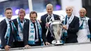 Pelatih Real Madrid, Zinedine Zidane, berpose dengan trofi Liga Champions di Monumen Cibeles, Madrid, Minggu (27/5/2018). Real Madrid menggelar pawai kemenangan bersama fans usai menjuarai Liga Champions 2018. (AP/Francisco Seco)