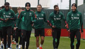 Christian Eriksen (paling kanan) berjalan ke lapangan latihan bersama (dari kiri) Willy Kambwala, Sam Mather, Donny van de Beek, Hannibal dan Marcus Rashford. (dok. Manchester United)