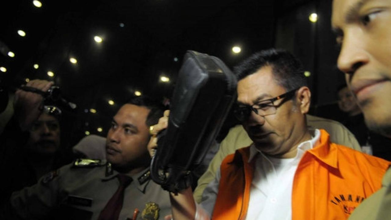 Raut malu 3 tersangka suap Bank Banten pakai rompi tahanan KPK