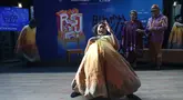 Sejumlah pemain Teater Koma menampilkan adegan pementasan Rumah Sakit Jiwa di Jakarta, Jumat (10/7/2026). Lakon yang pertama kali dipentaskan 35 tahun lalu itu kembali diproduksi dan akan dipentaskan pada 30 Juli hingga 2 Agustus 2026 di Graha Bhakti Budaya, Taman Ismail Marzuki. Pementasan tersebut mengangkat isu kemanusiaan, relasi kuasa, dan dinamika sosial yang tetap relevan dengan kehidupan masyarakat saat ini. (KLY/Budy Santoso)