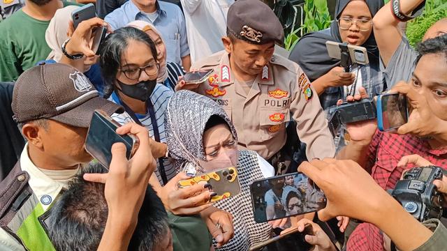 Kepada Dinas Kesehatan (Kandinkes) Lampung, Reihana, usai diperiksa Komisi Pemberantasan Korupsi (KPK), Senin (22/5/2023). (Merdeka/Rahmat B)