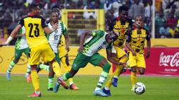 Pemain Nigeria Victor Osimhen (tengah) berebut bola dengan pemain Ghana Daniel Amartey (kanan) pada pertandingan sepak bola leg kedua kualifikasi Piala Dunia 2022 di Abuja, Nigeria, 29 Maret 2022. Pertandingan berakhir imbang 1-1. (AP Photo/Sunday Alamba)