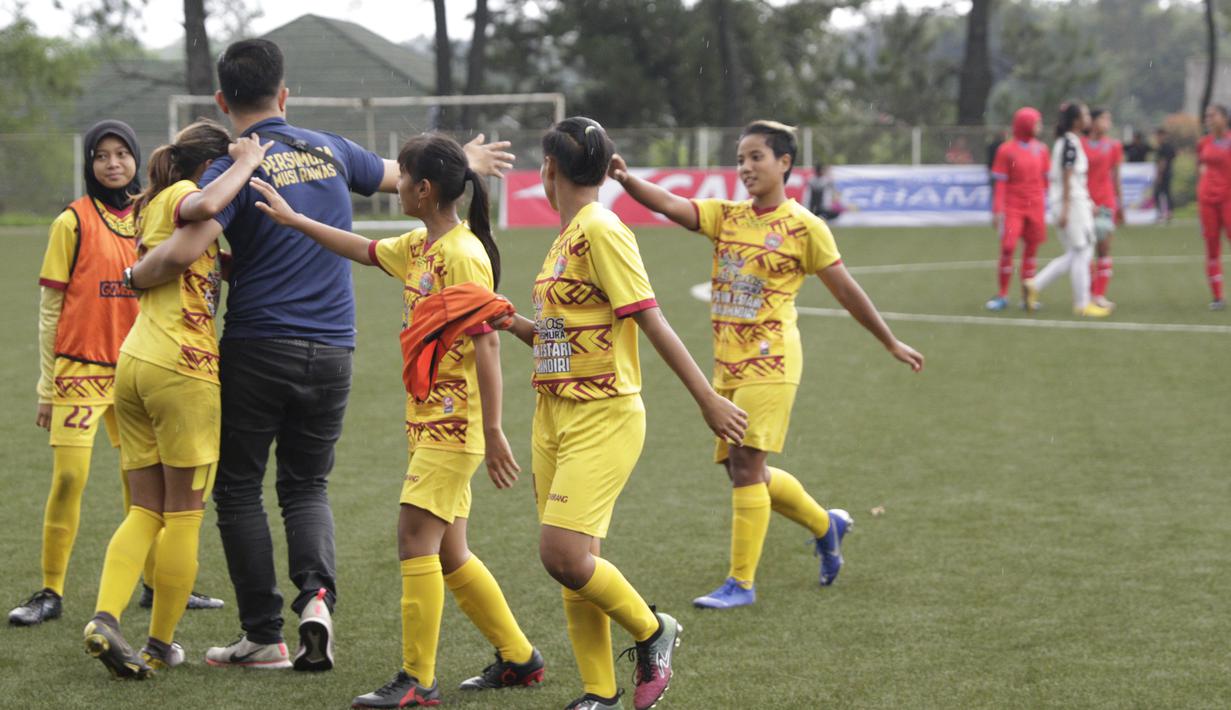 Para pemain Sumatra Selatan gelar juara Piala Pertiwi setelah mengalahkan Bangka Belitung pada laga final di NYTC Sawangan, Depok, Jumat (3/5). Sumsel menang 2-1 atas Babel. (Bola.com/Vitalis Yogi Trisna)