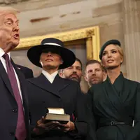 Melania menyaksikan upacara pengambilan sumpah jabatan Donald Trump sebagai Presiden AS. (Chip Somodevilla/Pool Photo via AP)