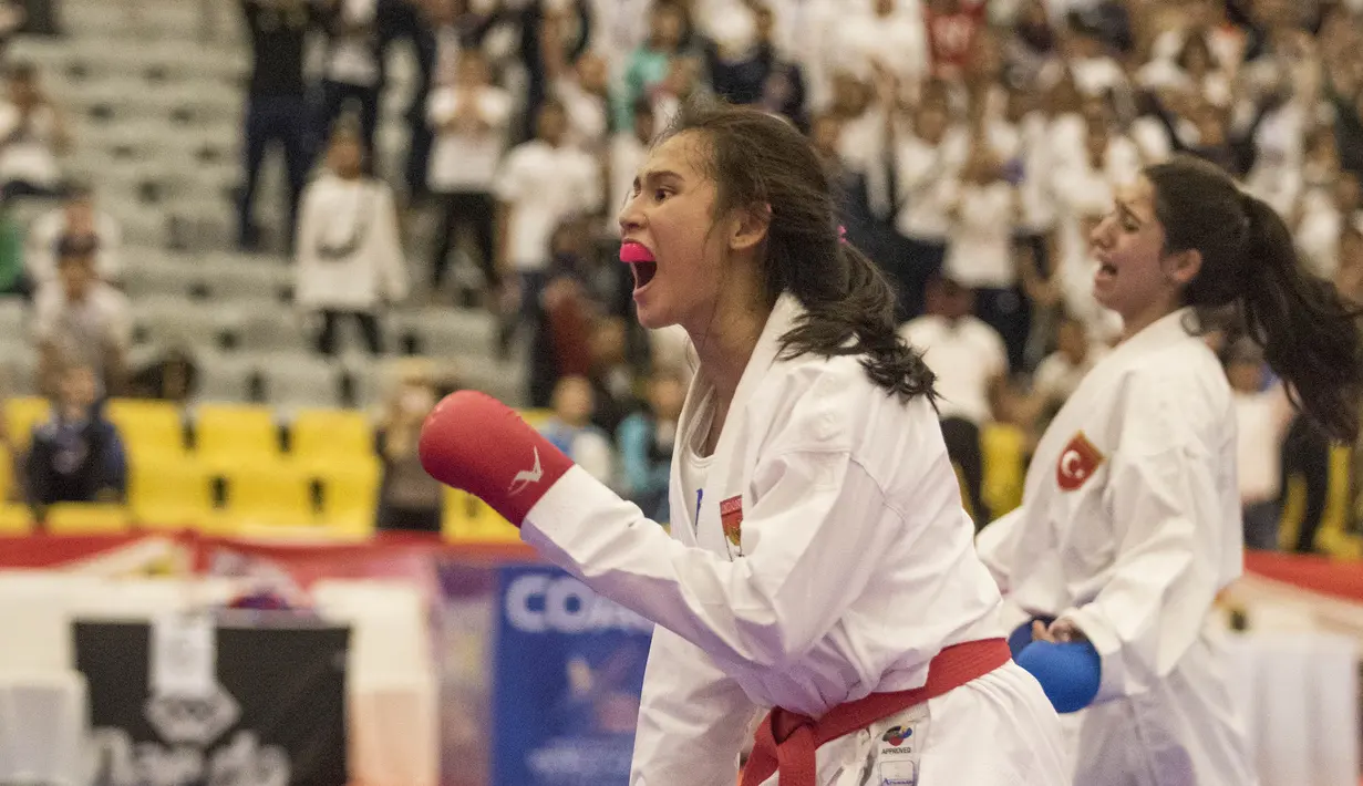 Karateka Indonesia, Ceyco Georgia Zefanya berteriak usai menang 6-5 saat final nomor Junior Kumite 59+ kg pada Kejuaraan Dunia Karate Junior, Cadet dan U-21 di ICE BSD, Tangerang, Jumat (13/11/2015). (Bola.com/Vitalis Yogi Trisna) 