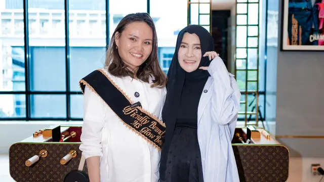 Shandy Purnamasari dan Bidan Wike Afrilia. (Foto: Dok. Koleksi Pribadi Shandy Purnamasari)