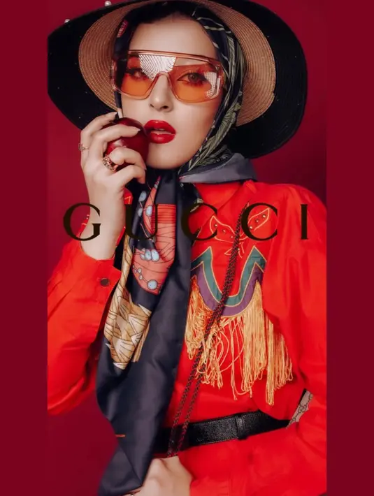 Jika ditotal, keempat item fesyen yang dikenakan Tasya ini harganya mencapai Rp105 juta. Aksi Tasya Farasya saat mengikuti ‘Gucci Model Challenge’ ini sukses menjadi sorotan publik. (Instagram/tasyafarasya).