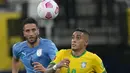 Pemain Brasil Raphinha (kanan) dan pemain Uruguay Rodrigo Bentancur memperebutkan bola pada pertandingan kualifikasi Piala Dunia 2022 di Arena da Amazonia, Manaus, Brasil, Kamis (14/10/2021). Brasil menang 4-1. (AP Photo/Andre Penner)