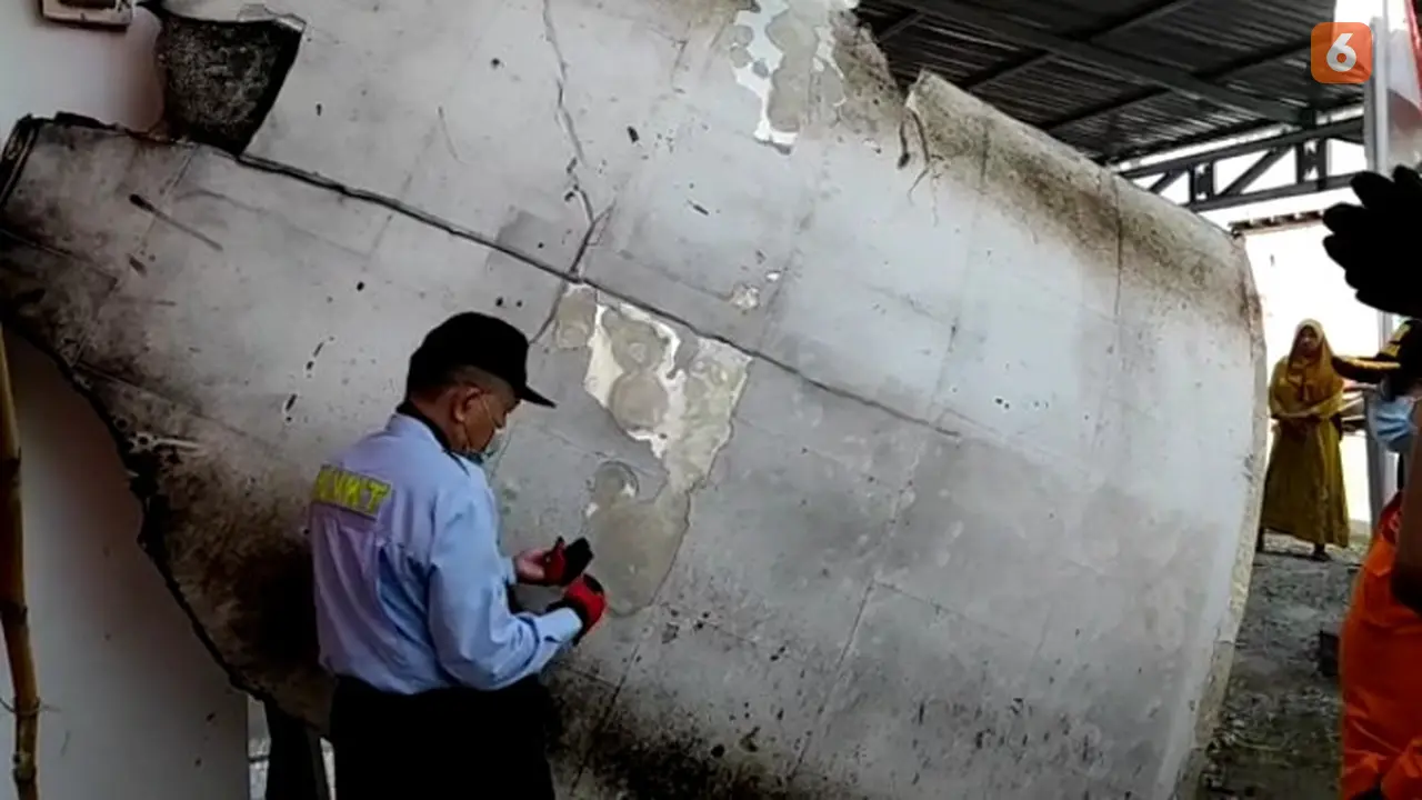 petugas KNKT saat memeriksa serpihan pesawat yang ditemukan di Donggala