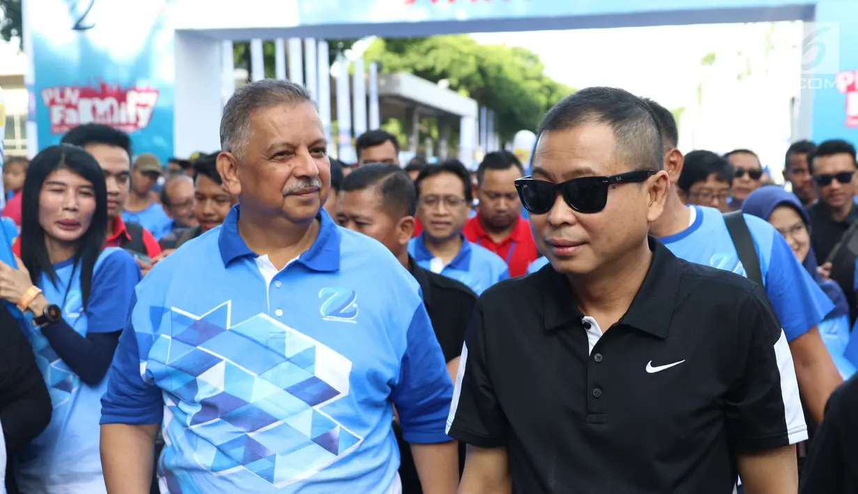 Menteri ESDM Ignasius Jonan (kanan), bersama Direktur Utama PLN, Sofyan Basir saat menghadiri Family Day 72 PLN di Kawasan JCC di Jakarta, Minggu (3/12). Kegiatan tersebut bertemakan Kerja Bersama Terangi Indonesia. (Liputan6.com/Angga Yuniar)