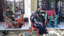 Kapten Inf Tatang Taryono (tengah belakang) mengobati pasien di Gedung Dharmais, Desa Cimandala, Kecamatan Sukaraja, Kabupaten Bogor, Jawa Barat, Rabu (3/4). Kapten Tatang mempu mengobati penyakit diabetes, saraf kejepit, stroke, jantung, kanker bahkan santet atau guna-guna. (merdeka.com/ArieBasuki)