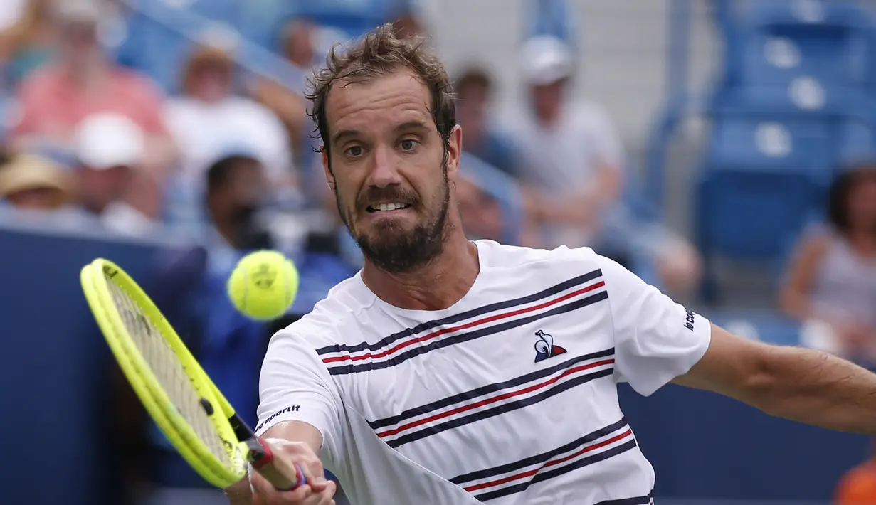 Petenis Prancis, Richard Gasquet mengembalikan bola pukulan Andy Murray dari Inggris saat bertanding pada turnamen tenis Cincinnati Masters di Mason, Ohio (12/8/2019). Andy Murray takluk 4-6,4-6 atas Richard Gasquet. (AP Photo/Gary Landers)