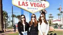 Laura Moane dan Nicole Moane memiliki gaya fashion yang begitu kompak. Kali ini, Keduanya tampak mengenakan knitwear dengan warna yang berbeda. Nicole memilih denim, sedangkan Laura bermain dengan rona senada untuk tampil penuh gaya. [Foto: Instagram/ Laura Moane]