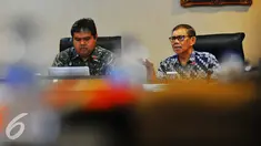 Ketua Komisi Aparatur Sipil Negara (ASN) Sofian Affandi (Batik Biru), dan Deputi II Kepala Staf Presiden Yanuar Nugraha (batik Hitam) saat berdiskusi tentang UU ASN dan permasalahannya di Setneg, Jakarta, Selasa (23/1). (Liputan6.com/Angga Yuniar)