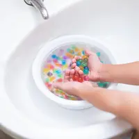 Untuk mengasah kedua kemampuan tersebut, Sahabat Fimela bisa menghadirkan aktivitas bermain yang menyenangkan sekaligus edukatif, salah satunya dengan menggunakan water beads. [Dok/freepik.com/Mateus Andre]