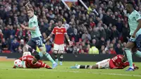 Penyerang Manchester United, Marcus Rashford (kiri-terjatuh), gagal memanfaatkan peluang di depan gawang Leicester City karena terganjal kaki rekan setimnya, Anthony Elanga (kanan-terjatuh), dalam duel Liga Inggris, Sabtu (2/4/2022). (AP Photo/Jon Super)