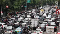 Kemacetan kendaraan di Jalan Medan Merdeka Timur, Jakarta, Rabu (14/2). Kemacetan imbas dari demo sopir taksi menolak Permenhub Nomor 108 yang dianggap memberatkan. (Liputan6.com/Immanuel Antonius)