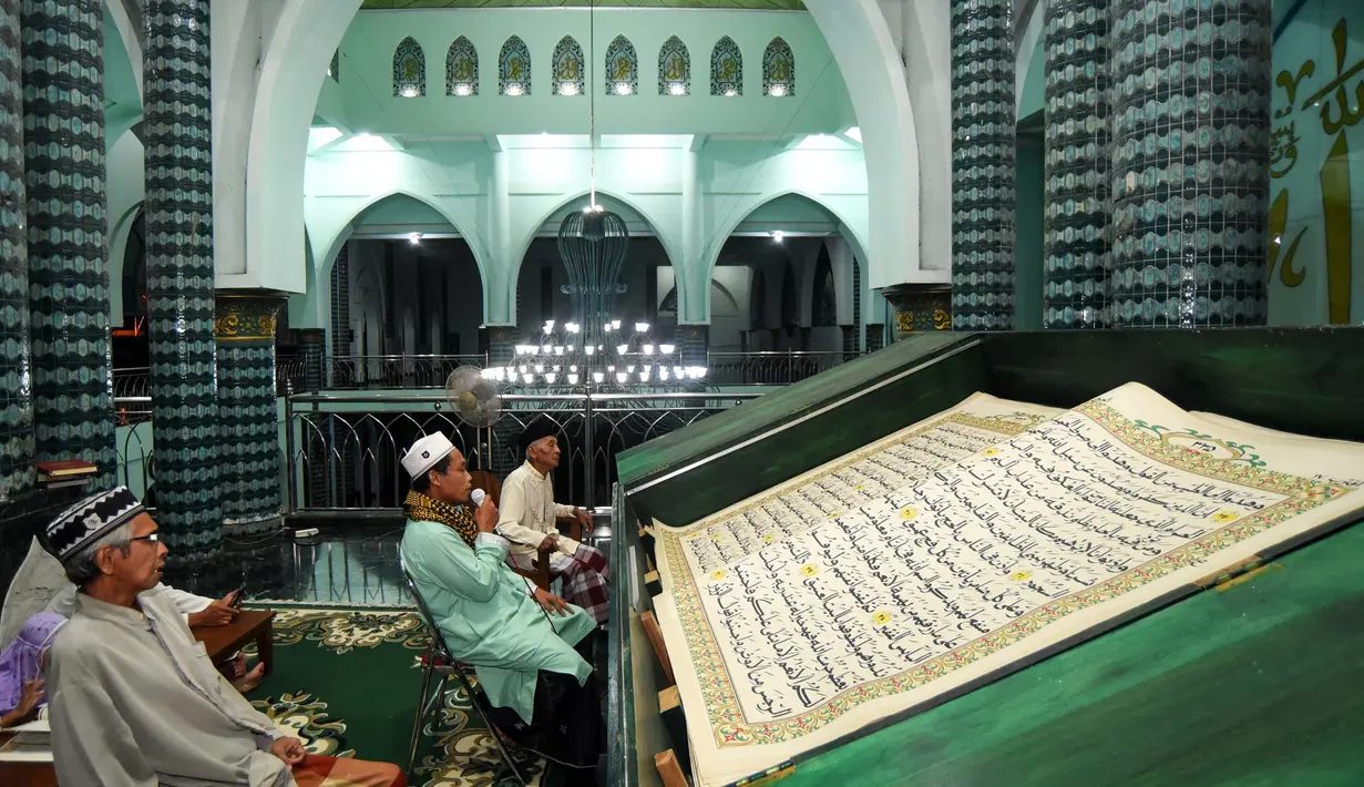 Al-Quran berukuran 142 x 210 centimeter yang ditulis tangan oleh Abdul Karim pada tahun 2010 tersebut dibaca setiap bulan Ramadan. (Noly Falah/AFP)