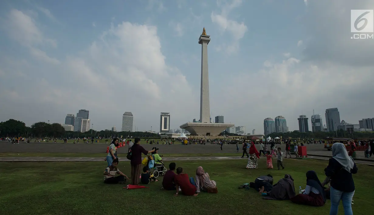 Pengunjung menikmati liburan di kawasan Monumen Nasional (Monas) ) saat hari libur Lebaran hari kedua, Jakarta, Kamis (6/6/2019). Kawasan Monas merupakan salah satu tempat favorit bagi masyarakat Jakarta atupun luar Jakarta untuk berlibur. (merdeka.com/Imam Buhori)