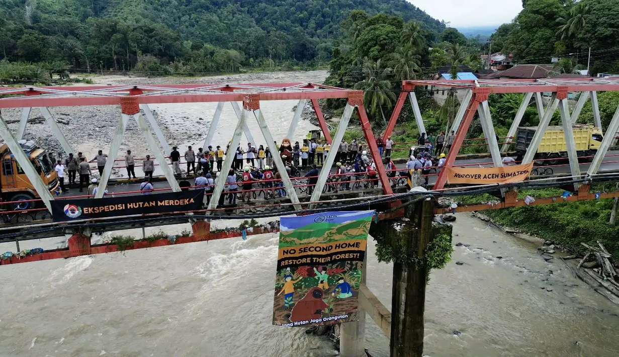 Tim Ekspedisi Hutan Merdeka membentangkan spanduk raksasa di Jembatan Trikora Batang Toru Sumatera Utara, Rabu, 19 Agustus 2026. (Istimewa)