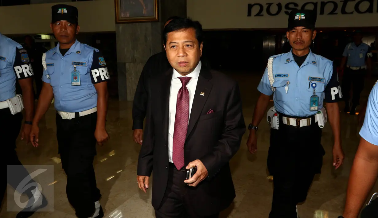 Ketua DPR Setya Novanto keluar dari gedung DPR, Jakarta, Selasa (17/11/2015). Sebelumnya Setya dilaporkan ke Majelis Kehormatan Dewan (MKD) oleh Menteri ESDM karena diduga mencatut nama Presiden terkait kontrak Freeport. (Liputan6.com/JohanTallo)