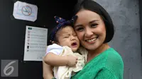 Serunya Joanna Alexandra Besarkan Bayi Perempuan