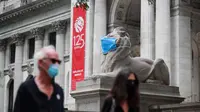 Patung singa "Fortitude" mengenakan masker di depan Perpustakaan Umum New York, 8 Juli 2020. Jumlah kasus COVID-19 di AS telah melampaui angka 3 juta pada Rabu (8/7), tepatnya 3.009.611 kasus hingga pukul 11.34 waktu setempat, menurut lembaga CSSE di Universitas Johns Hopkins. (Xinhua/Wang Ying)