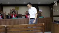 Terdakwa dugaan suap proyek Bakamla, Fayakhun Andriadi usai menjalani sidang lanjutan di Pengadilan Tipikor, Jakarta, Rabu (19/9). Sidang mendengar keterangan saksi Irvanto Hendra Pambudi, (Liputan6.com/Helmi Fithriansyah)