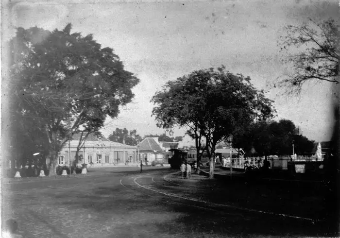 Trem uap melewati kawasan Molenvliet atau Jalan Gadjah Mada, Jakarta Pusat, 1890. (Collectie Tropenmuseum-Wikimedia.org)