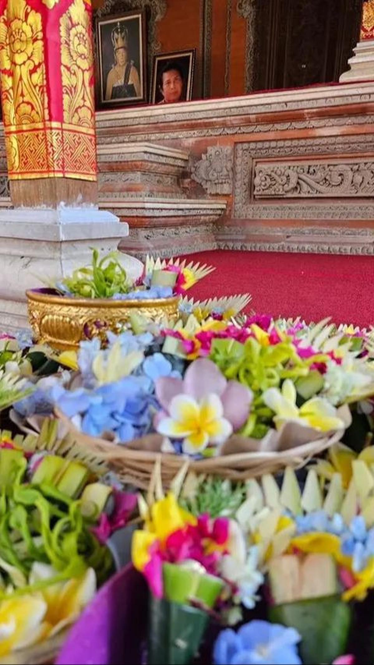 Upacara ini dipenuhi dengan bunga-bunga yang indah, menambah suasana sakral dan penuh warna.