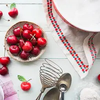 Manfaat buah cherry | unsplash.com/@brookelark dan unsplash.com/@nehadeshmukh