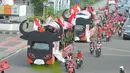 Kendaraan yang dihias bertanduk banteng dengan puluhan massa PDIP bersepeda motor tampak mengikuti pawai yang bertujuan untuk menyosialisasikan pemilu (Liputan6.com/Herman Zakharia) 