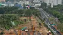 Sejumlah pekerja dibantu alat berat saat melakukan perombakan kawasan Taman Ria Senayan, Jakarta (21/10/2015). Kawasan Taman Ria ini seluas 11 ha dan sudah sejak seminggu terakhir alat berat bekerja di kawasan ini.(Liputan6.com/Gempur M Surya)