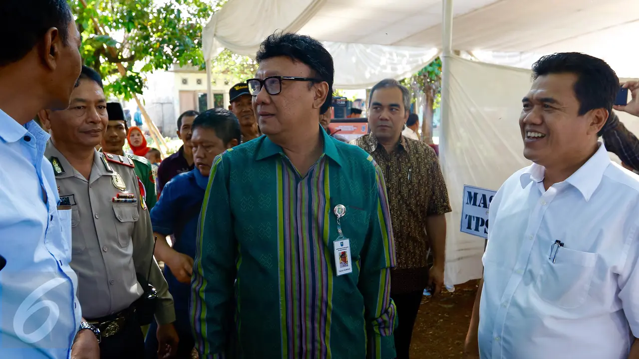 20151209-Mendagri Pantau TPS Calon Walikota Tangsel Urutan No 2