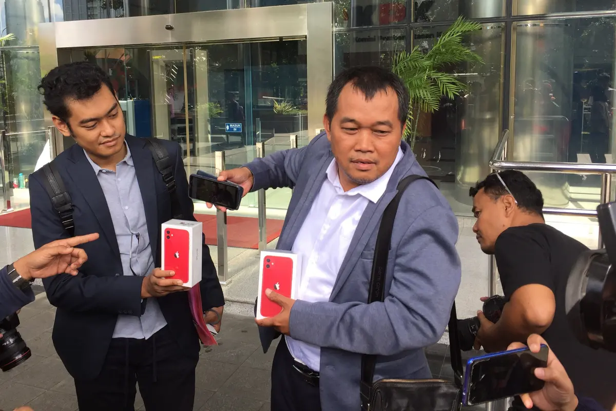 Koordinator Masyarakat Antikorupsi Indonesia (MAKI) Boyamin Saiman mendatangi Gedung Merah Putih, Jumat (21/2/2020). (Liputan6.com/Muhammad Radityo Priyasmoro)