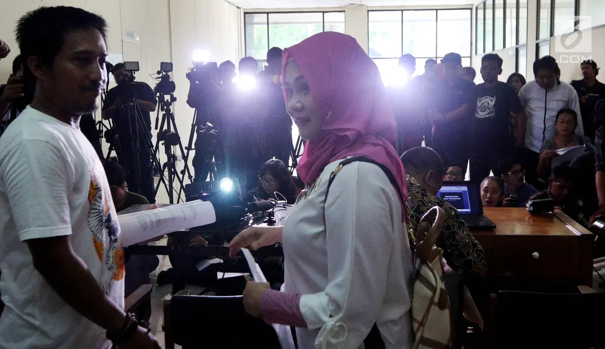 Dokter Fiera Lovita usai memberi keterangan pers di Jakarta, Kamis (1/6). Fiera menjelaskan adanya intimidasi setelah mengunggah postingan di akun media sosial miliknya yang dinilai melecehkan Rizieq Shihab. (Liputan6.com/Johan Tallo)