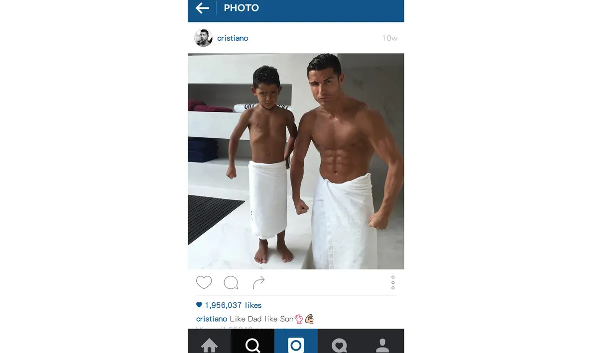 Cristiano Ronaldo saat mandi bersama anaknya. (Instagram/CristianoRonaldo)