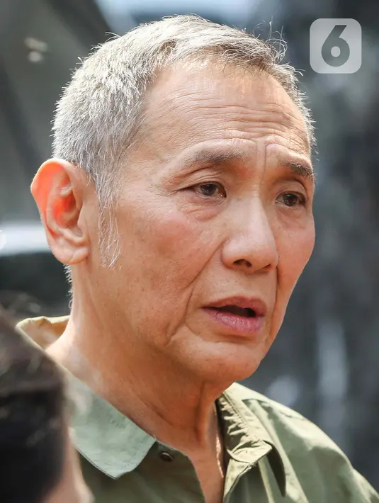 Dengan mengenakan kemeja berwarna hijau army, bos jalan tol itu tampak menyapa awak media yang menunggu kedatangannya. (Liputan6.com/Herman Zakharia)