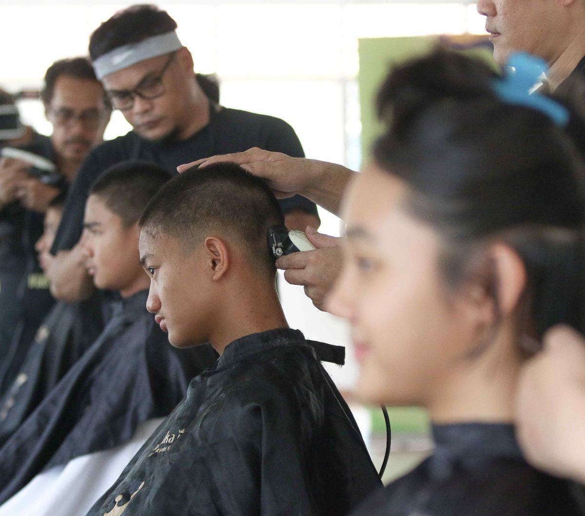 Calon anggota Pasukan Pengibar Bendera Pusaka (Paskibraka) melakukan prosesi potong rambut saat pemusatan Pendidikan dan Pelatihan (Diklat) Anggota Paskibraka 2024 di Jakarta, Minggu (14/7/2024).&nbsp;Sebanyak 76 orang perwakilan dari 38 provinsi di Indon